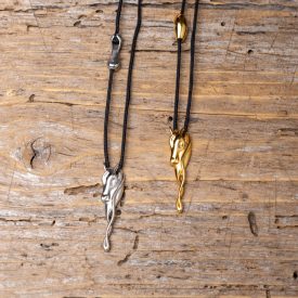 Sterling ezüst kis ló szobor zsinórral