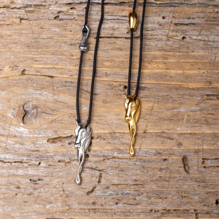 Sterling ezüst kis ló szobor zsinórral