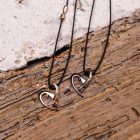 Sterling ezüst nyaklánc patkószögekből formált szív medállal, zsinórral